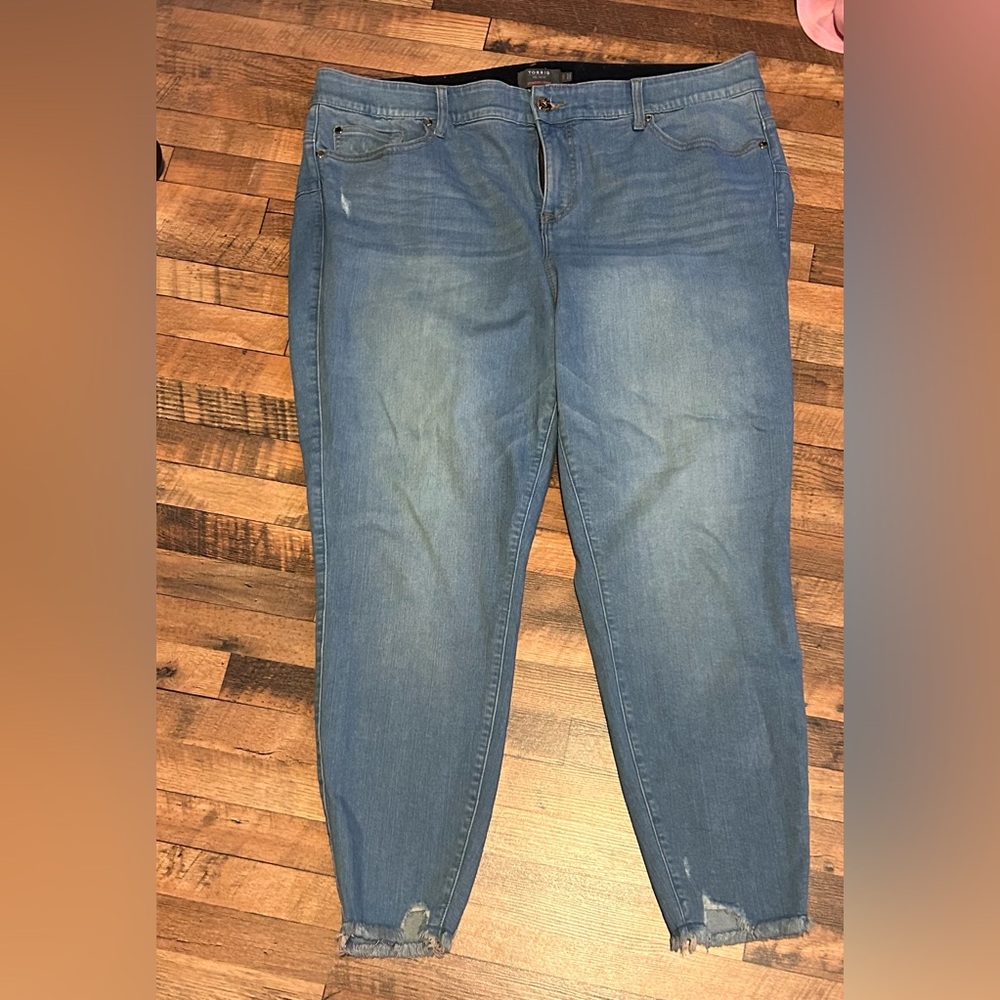 Torrid light wash distressed hem skinny jeans - size 22